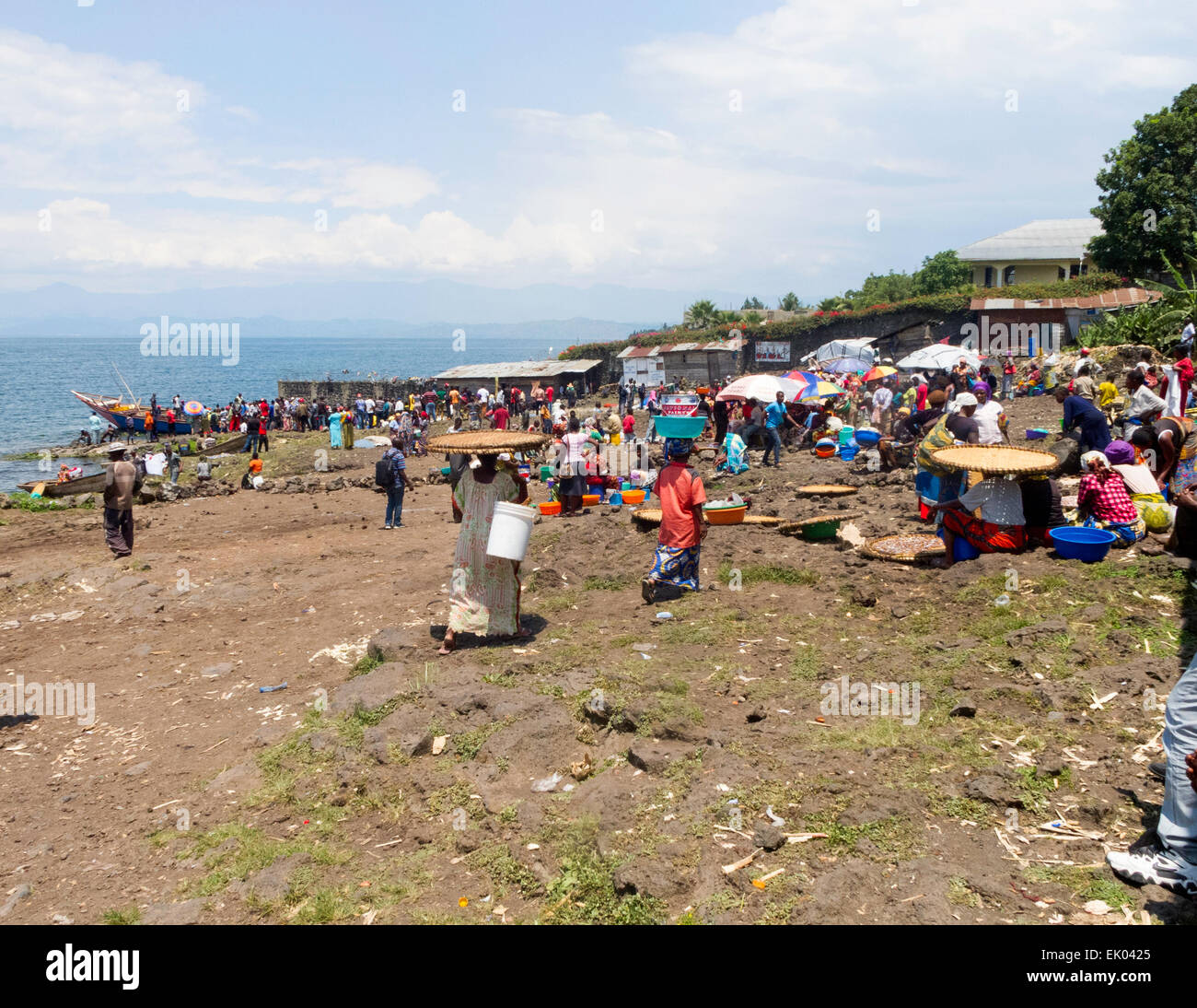 Peuple Congolais locaux rassemblement sur la rive du lac Kivu pour acheter le poisson, Goma, République démocratique du Congo ( RDC ), l'Afrique Banque D'Images