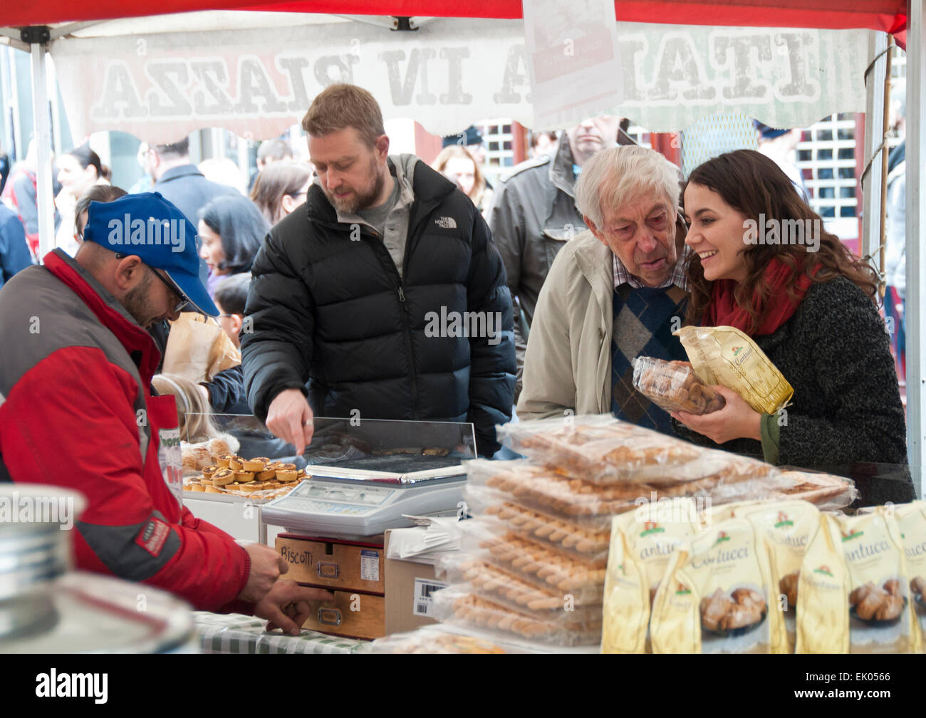 Horsham, West Sussex, UK. 06Th avr, 2015. Un marché vendeur (à gauche) au marché italien dans la Carfax, Horsham, Sussex de l'Ouest le vendredi 3 avril 2015 au cours de la Piazza Italia 2015 festival. Piazza Italia 2015 a eu lieu à Horsham, Sussex de l'Ouest, du vendredi 3 avril au lundi 6 avril 2015. Crédit : Christopher Mills/Alamy Live News Banque D'Images