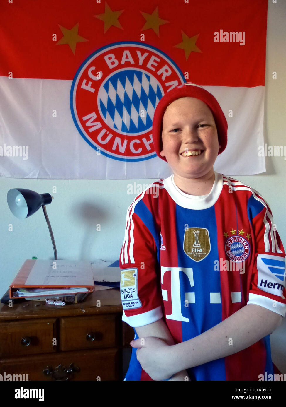 William Stuhlreyer, 15, porte un maillot du FC Bayern en face de l'équipe d'un drapeau à son domicile à Alameda, Californie, en mars, alors qu'il se prépare à réaliser son souhait de voir l'équipe jouer. Stuhlreyer, qui souffre d'un trouble génétique rare, obtiendra son rêve le 11 avril, lorsque le champ prendre Bayern contre Eintracht Francfort. Son parrain est la fondation Fais Un Voeu. Photo : Barbara Munker/dpa Banque D'Images