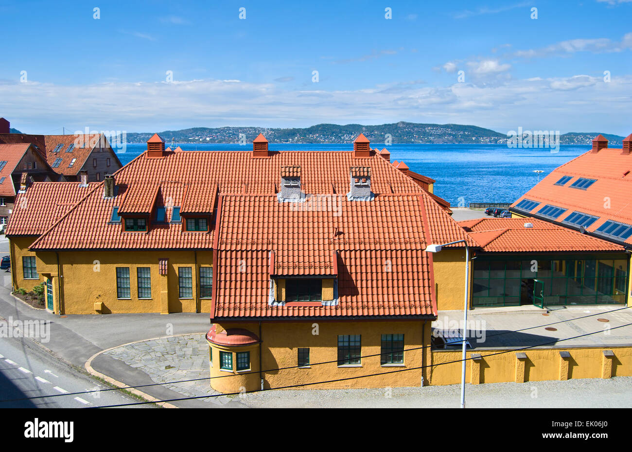 Maisons aux toits de tuiles jaunes à Bergen, Norvège, fjords et ville horizon yhe int Banque D'Images