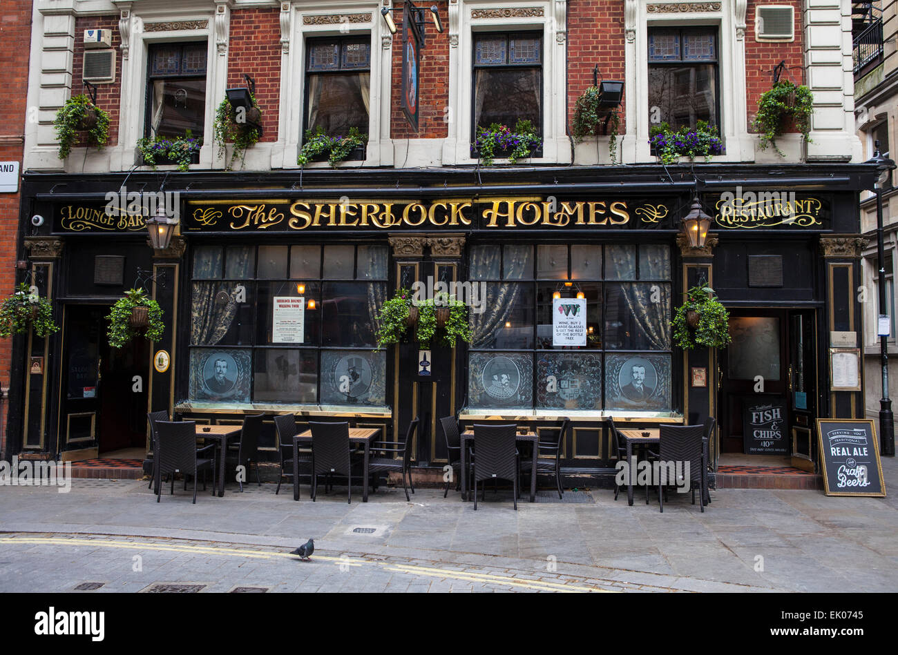 Londres, Royaume-Uni - 1ER AVRIL 2015 : La façade traditionnelle du Sherlock Holmes public house sur la rue Northumberland à Westminste Banque D'Images