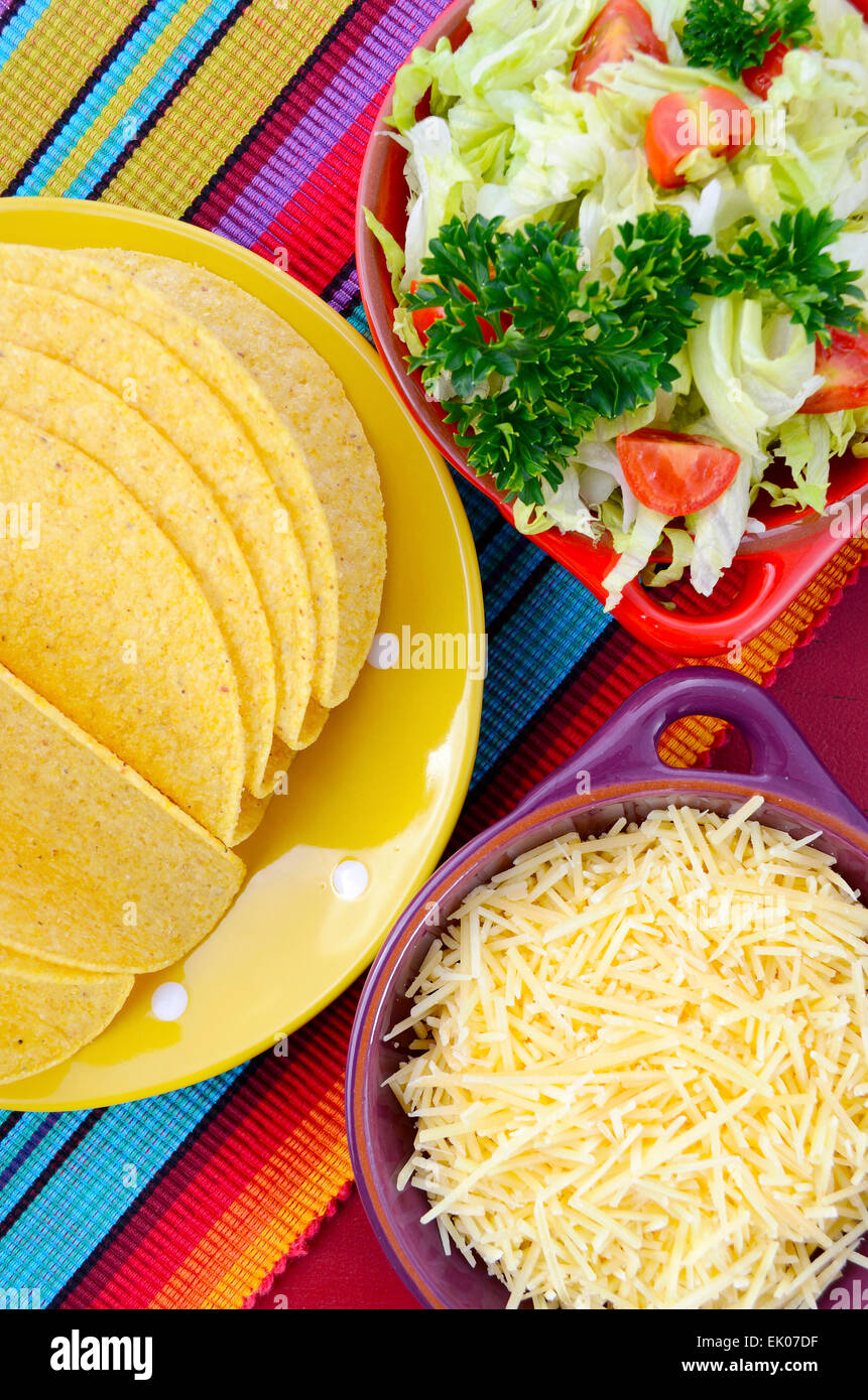 Cinco de Mayo heureux parti très colorés avec des ingrédients pour l'assemblage de bois rouge festif sur tacos au tableau. Banque D'Images