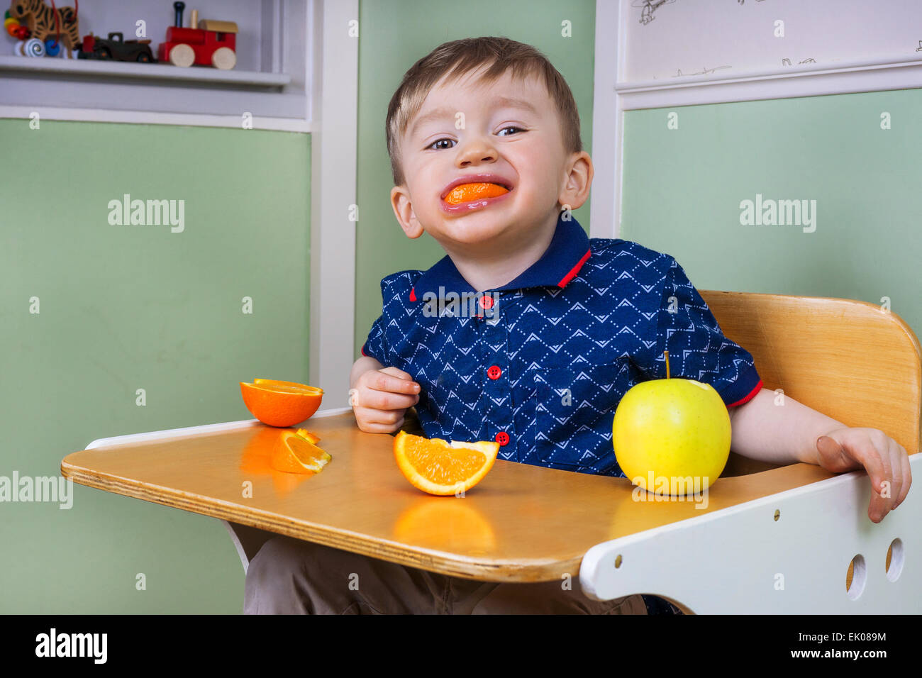 Toddler eating fruit et être naughty Banque D'Images