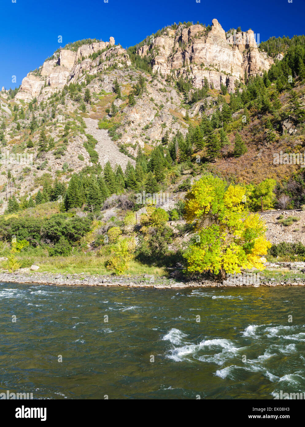 Vue sur la couleur en automne et les pics de piste cyclable par Glenwood Canyon dans le nord du Colorado Banque D'Images