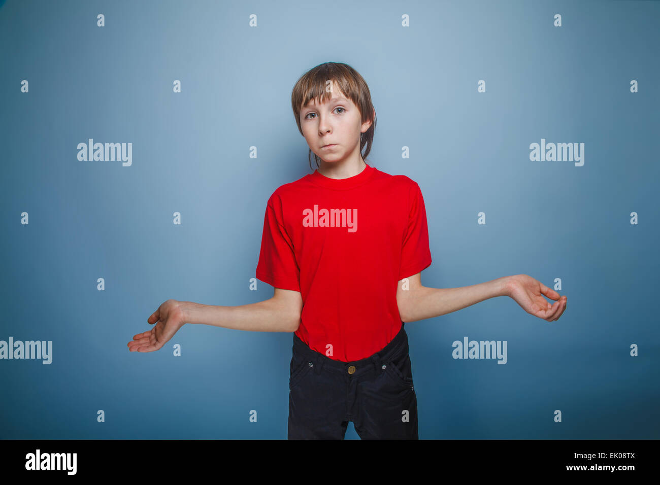 Adolescents brown'apparition dans une chemise rouge a ouvert son Banque D'Images