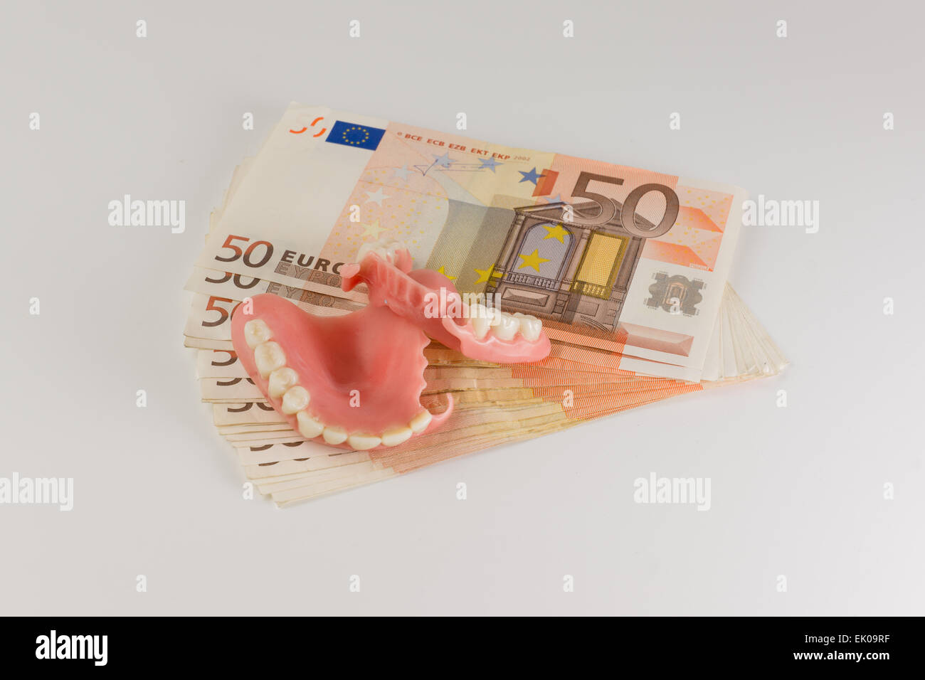 L'augmentation du coût des prothèses à stomatologists leurs forces pour dépenser beaucoup d'argent Banque D'Images