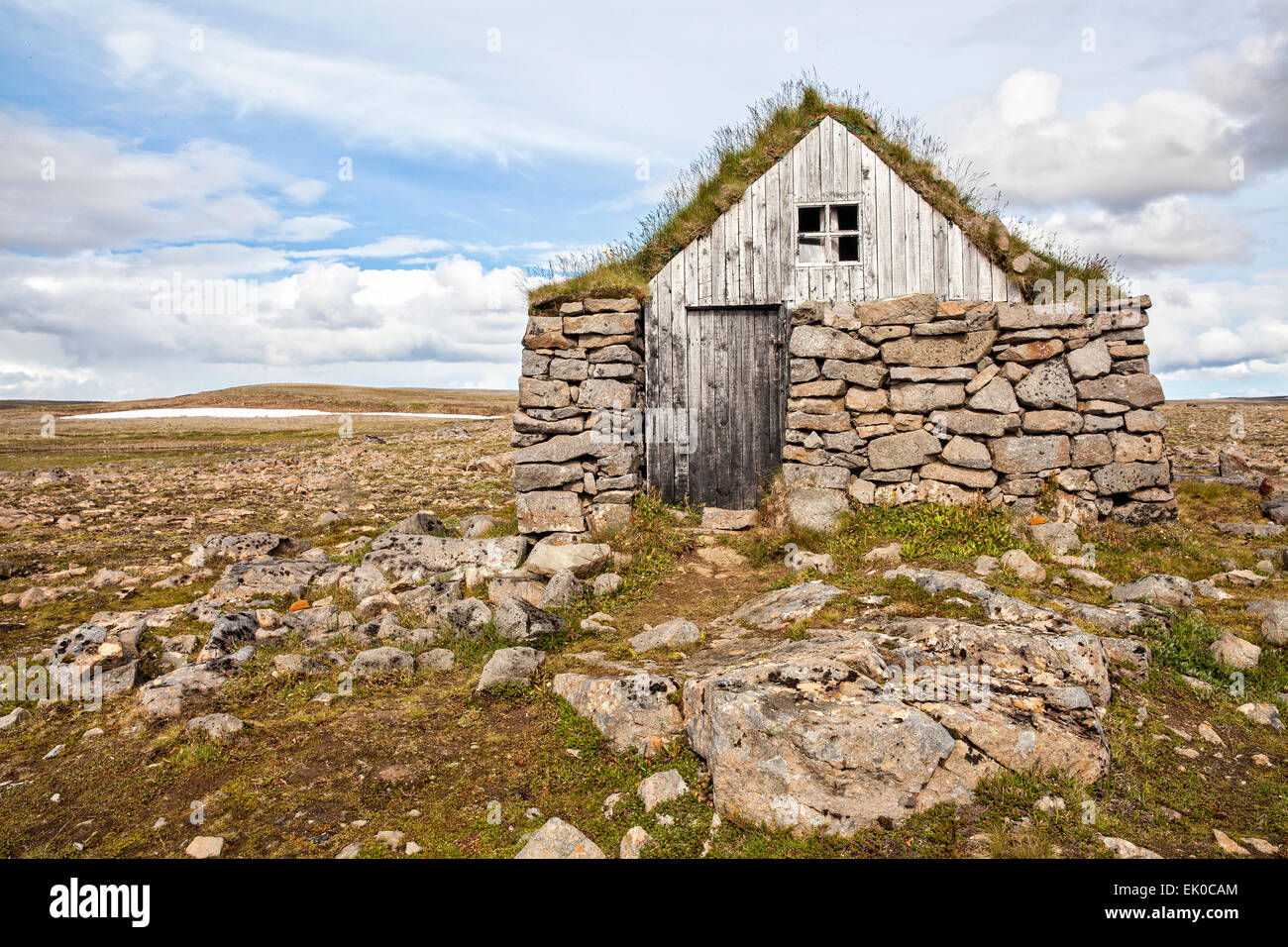 Vue d'un abri couvert de gazon en pierre dans la maison de l'Islande Westfjords. Banque D'Images