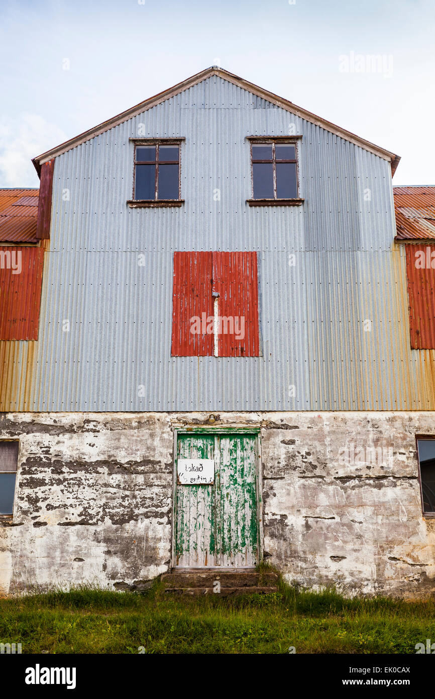 Façade d'une ancienne usine à Djúpavík, Islande. Banque D'Images
