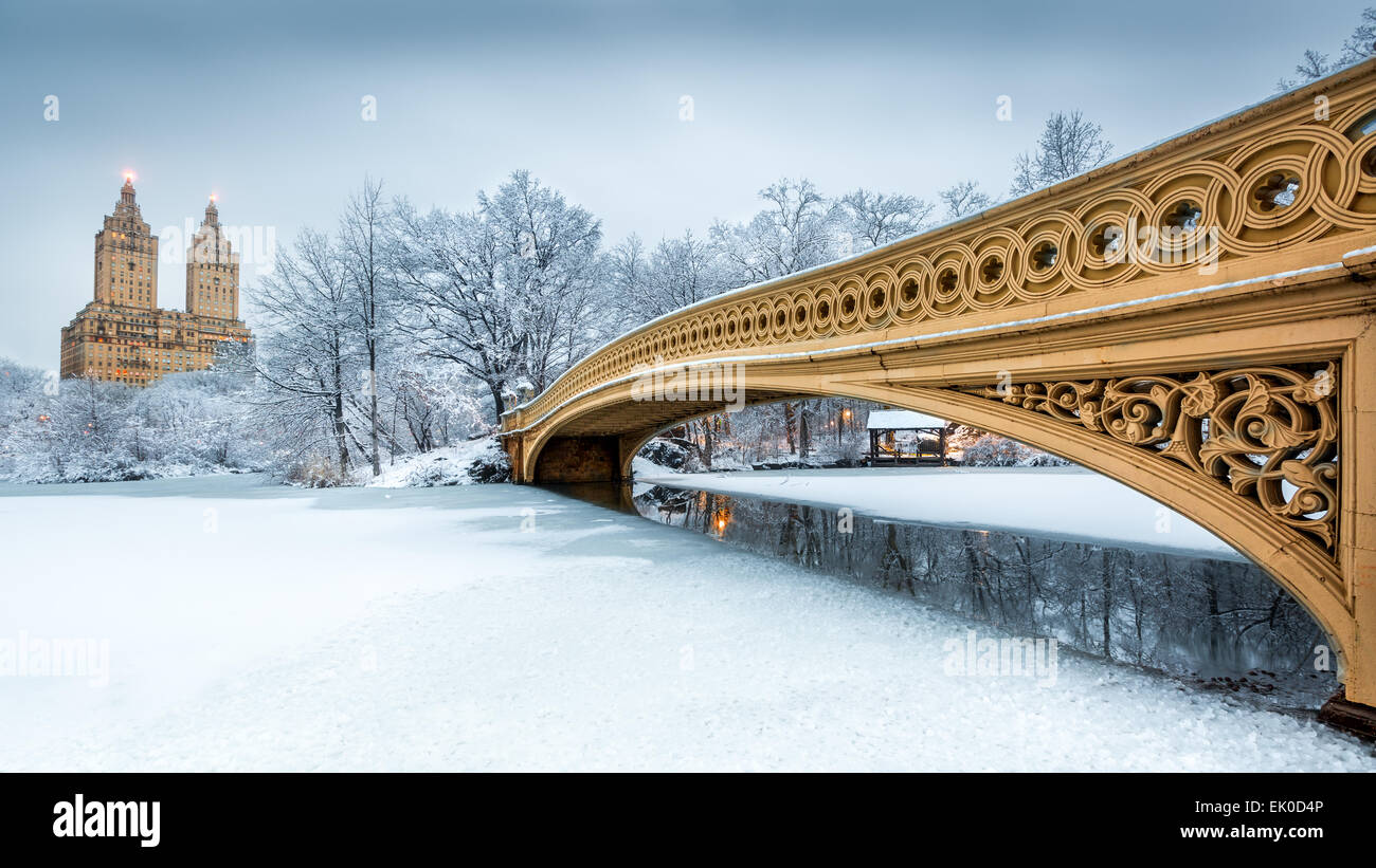 Pont Bow dans Central Park, NYC à l'aube, après une tempête de neige Banque D'Images