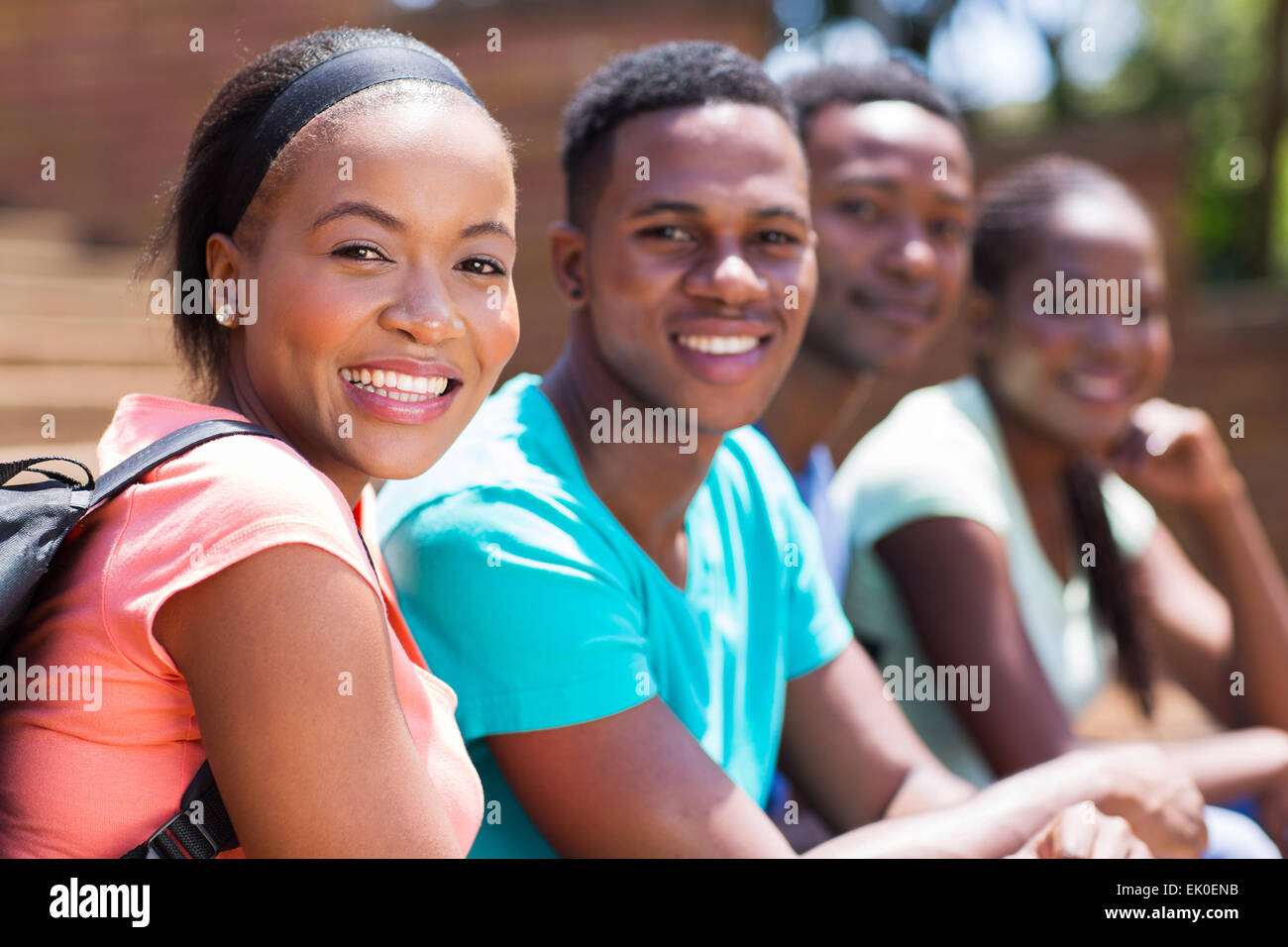 Belle femme avec des amis de l'Afrique de l'étudiant sur le campus Banque D'Images