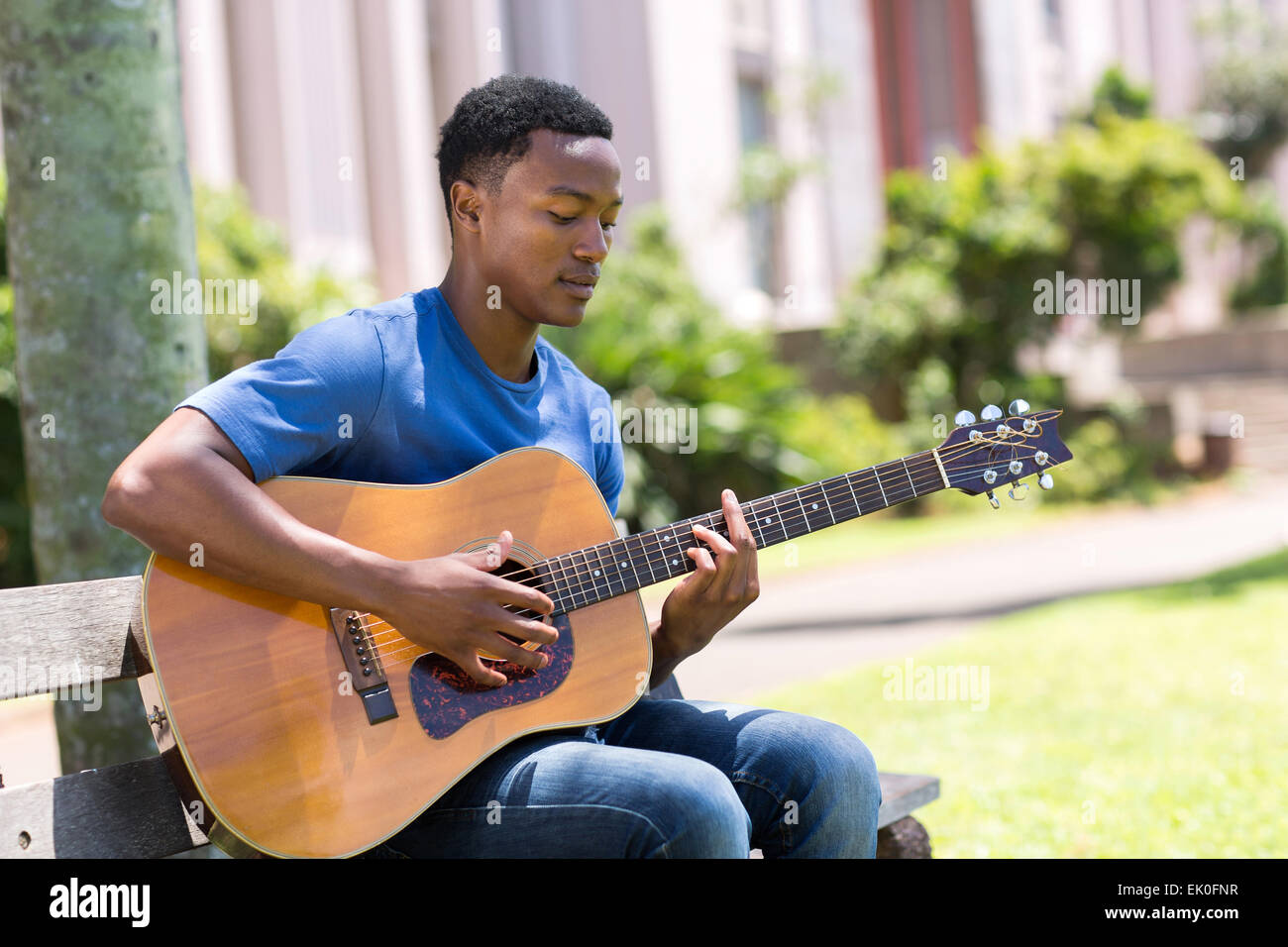 Young African college student playing guitar Banque D'Images