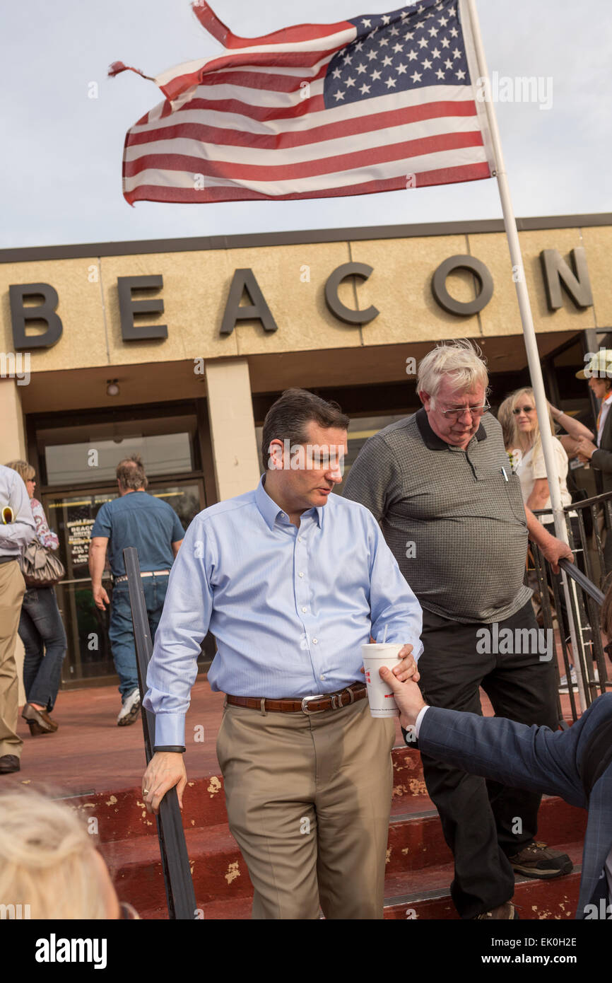 Le sénateur américain Ted Cruz et GOP candidate présidentielle quitte à la suite d'une réunion à l'hôtel de ville célèbre Beacon restaurant Drive-in, le 3 avril 2015 à Spartanburg, Caroline du Sud. Banque D'Images