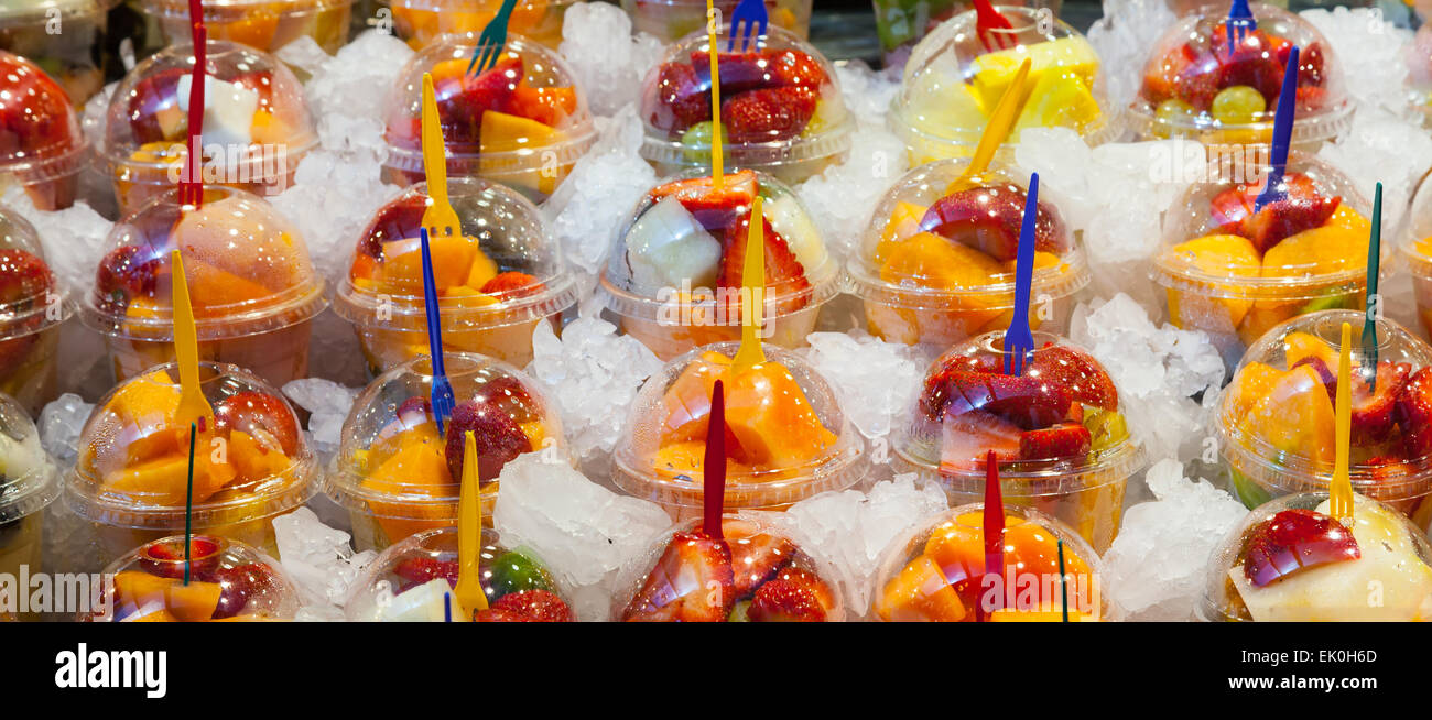 Pleine de couleurs dans ce détail de salades de fruits exposés dans un marché espagnol Banque D'Images