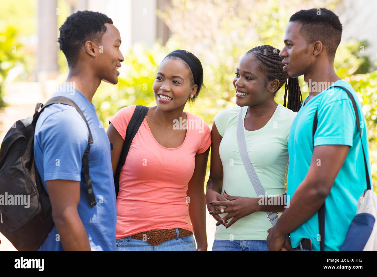 Collège d'Afrique groupe friends chatting outdoors Banque D'Images