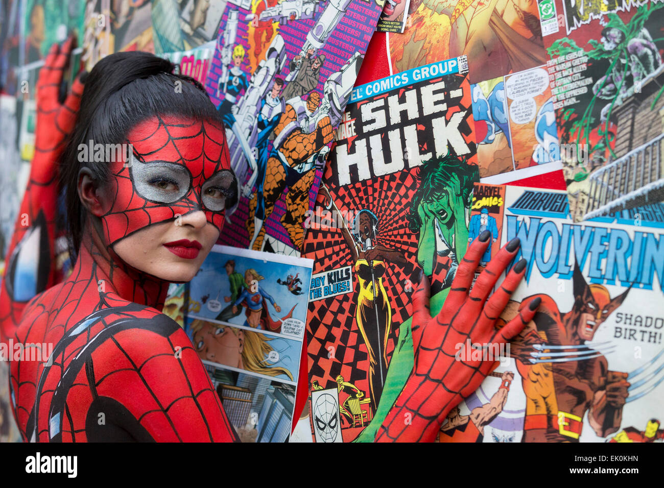 Jeune femme avec une femmearaignée bodypaint à un diplôme de collège à west thames, isleworth