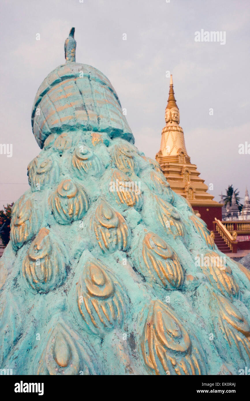 Un stupa doré et d'un paon les sculptures sont exposées à un temple à Kampong Cham, Cambodge. Banque D'Images