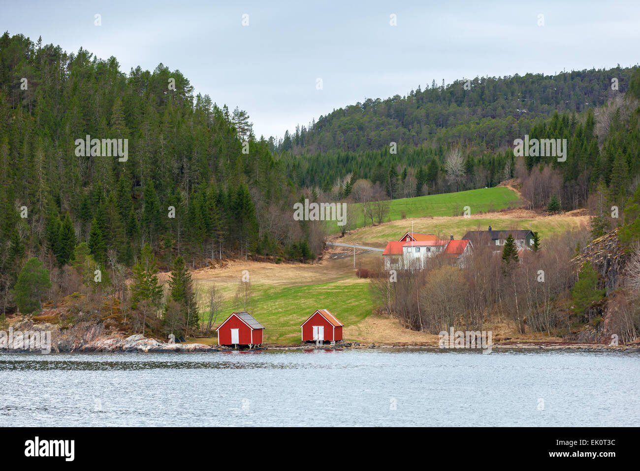 Petit village traditionnel norvégien, maisons et granges en bois coloré sur la côte de la mer du Nord Banque D'Images