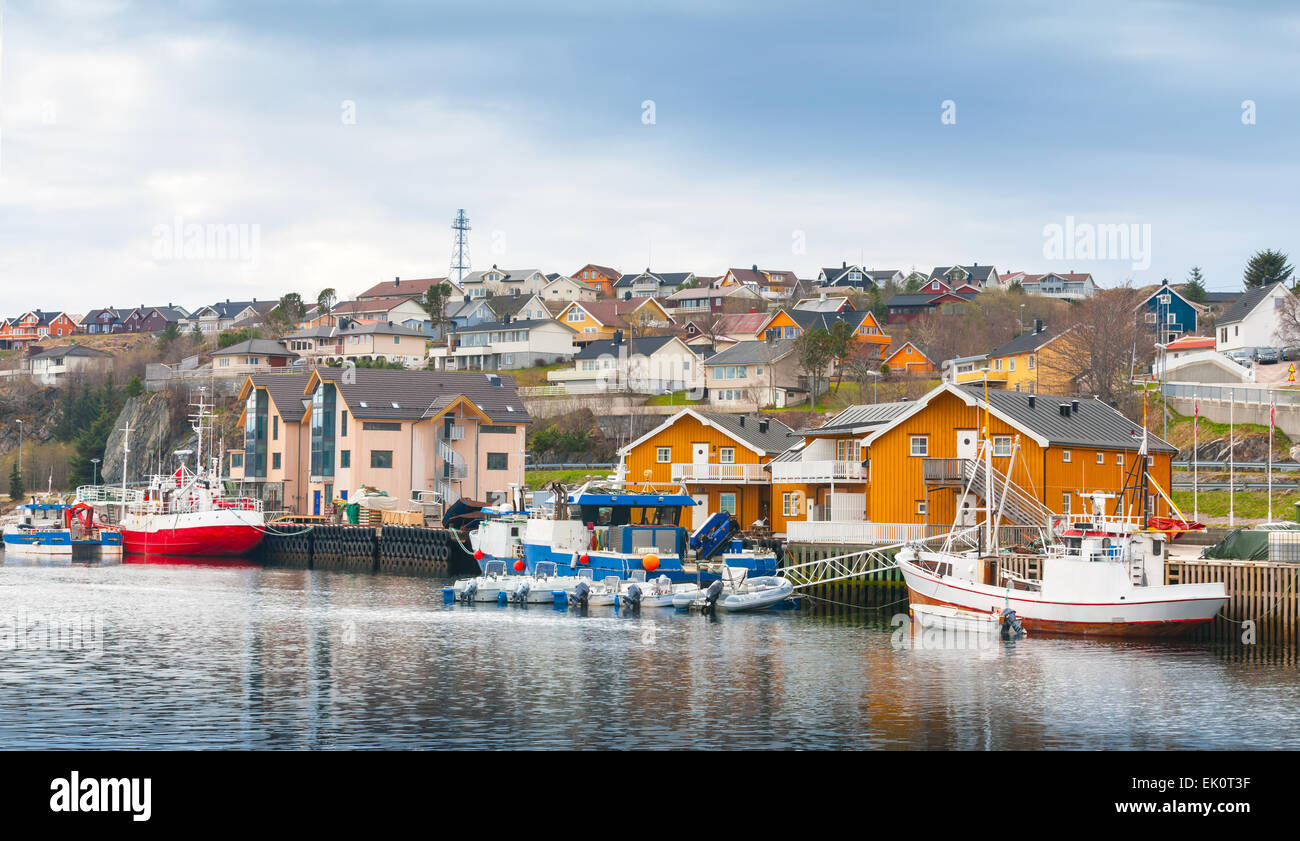 Petit village de la pêche norvégienne en bois, maisons et bateaux amarrés sur la côte de la mer du Nord Banque D'Images
