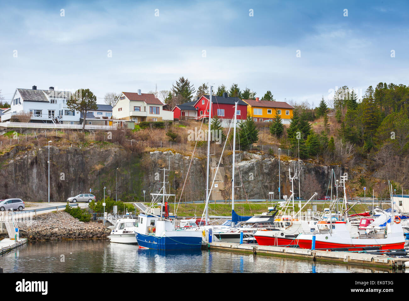 Petit village norvégien, maisons en bois et la location de bateaux de pêche sur la côte de la mer du Nord Banque D'Images