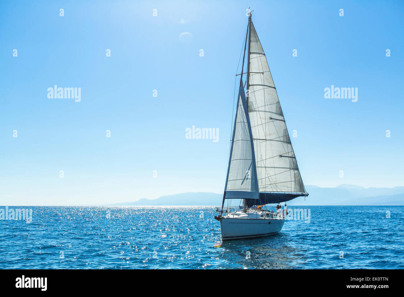 Bateau à voile yachts avec voiles blanches dans la mer ouverte. Bateaux de luxe. Banque D'Images