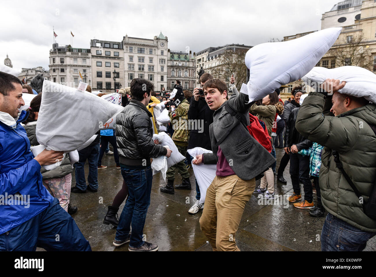 Londres, Royaume-Uni. 4 avril, 2015. À Trafalgar Square, des milliers de combattants de l'autre oreiller battues jusqu'à ce que les plumes ont volé pour la Pillow Fight Day. L'écran de pulvérisation oreiller était spectaculaire avec tous ceux désireux d'afficher leurs prouesses de combat avec des oreillers en plumes et d'oreillers remplis de mousse. Alamy Live News/photographe Crédit : Gordon 1928 Banque D'Images