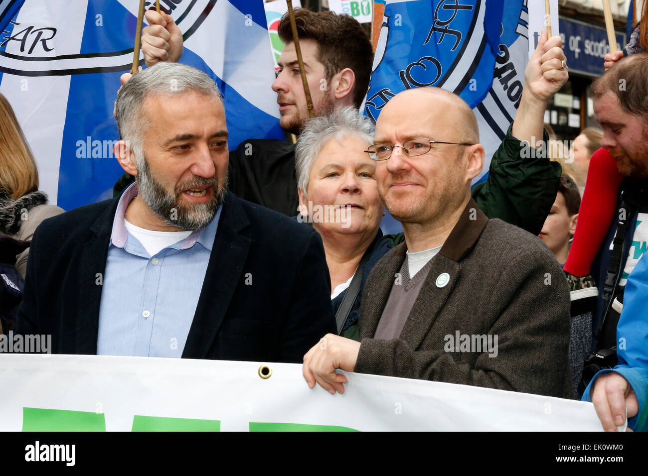Plus de 2000 manifestants ont pris part à une manifestation anti-nucléaire Trident et mars à Glasgow, à partir de la place George Square et défilant à travers le centre ville. Plusieurs hommes politiques ont pris part comme Patrick Harvie, MSP, le chef du Parti Vert écossais. image comprend Patrick Harvie (droit avec specs) Banque D'Images