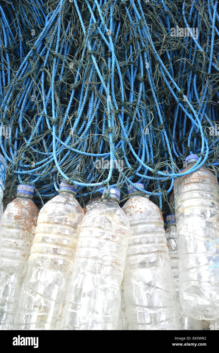 Les filets de pêche avec une bouteille de plastique utilisé comme flotteur  Photo Stock - Alamy