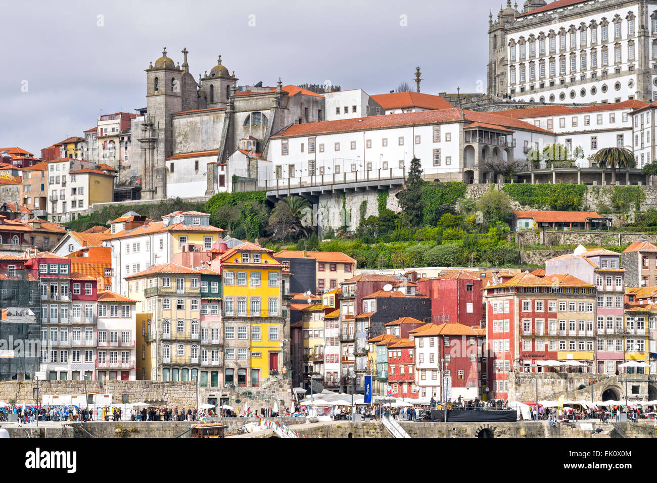 PORTO PORTUGAL DOURO STREET MARKET SUR LE NOVA DE ALFANDEGA AVEC CATHÉDRALE SE À L'EXTRÊME BORD DE LA RIVIÈRE Banque D'Images