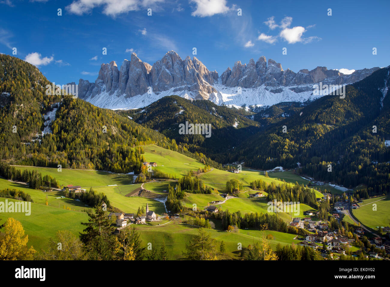 Après-midi d'automne sur le Val di Funes, Santa Maddelena et le Geisler-Spitzen, Dolomites, Trentin-Haut-Adige, Italie Banque D'Images