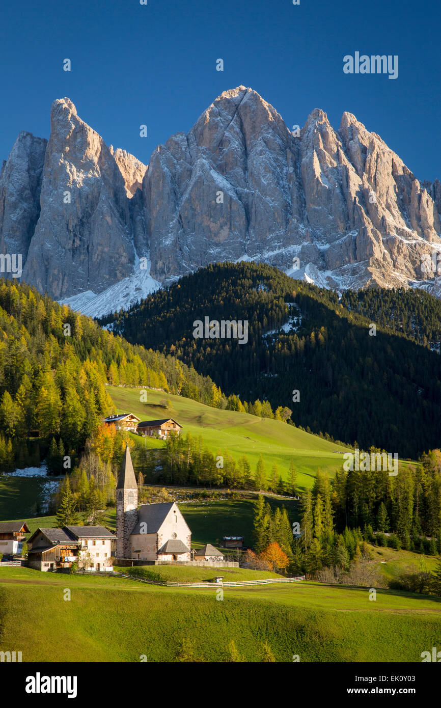 Après-midi d'automne sur le Val di Funes, Santa Maddelena et le Geisler-Spitzen, Dolomites, Trentin-Haut-Adige, Italie Banque D'Images