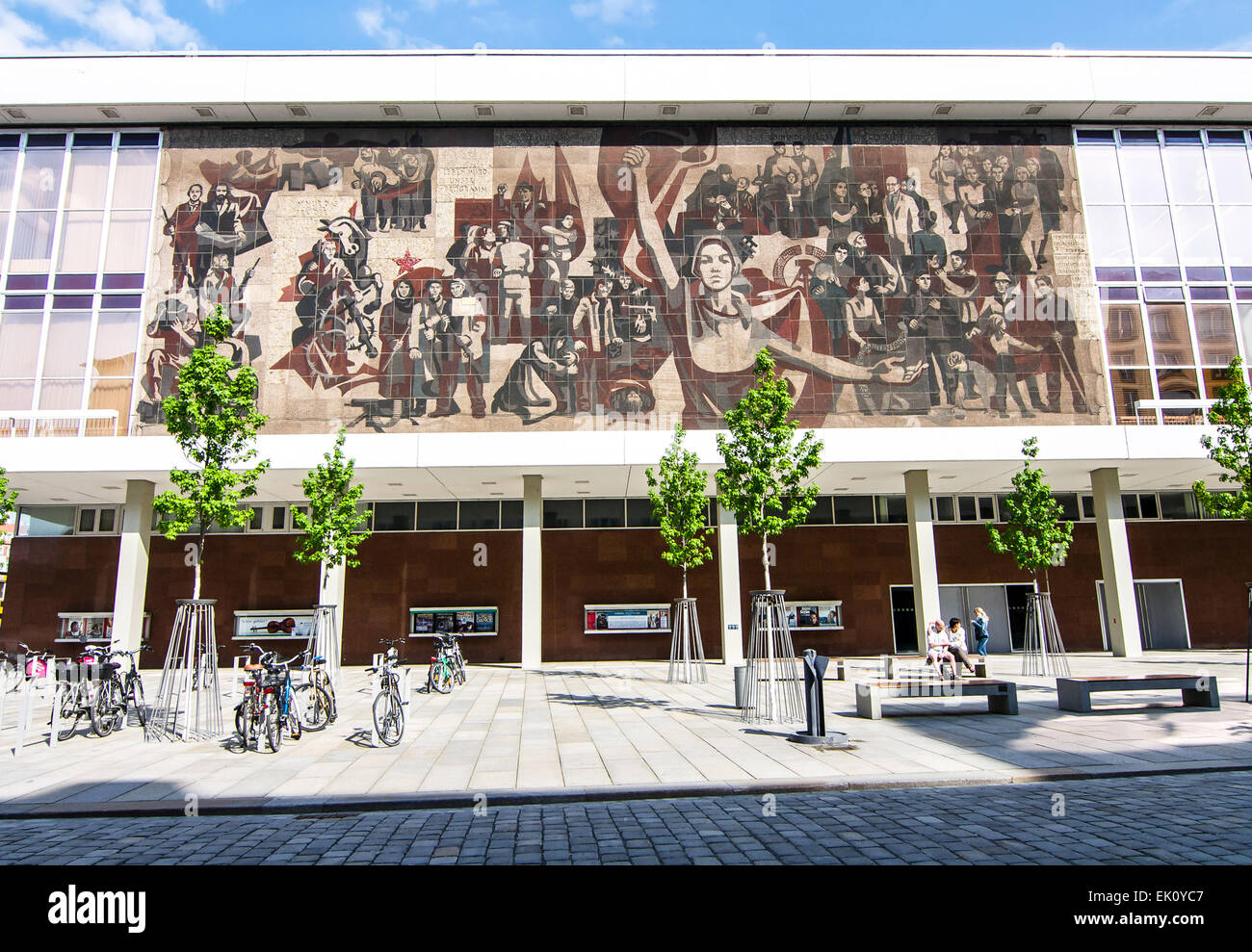 Fresque à Dresde, en Allemagne en l'honneur du gouvernement communiste qui était précédemment au pouvoir après la Seconde Guerre mondiale. Banque D'Images