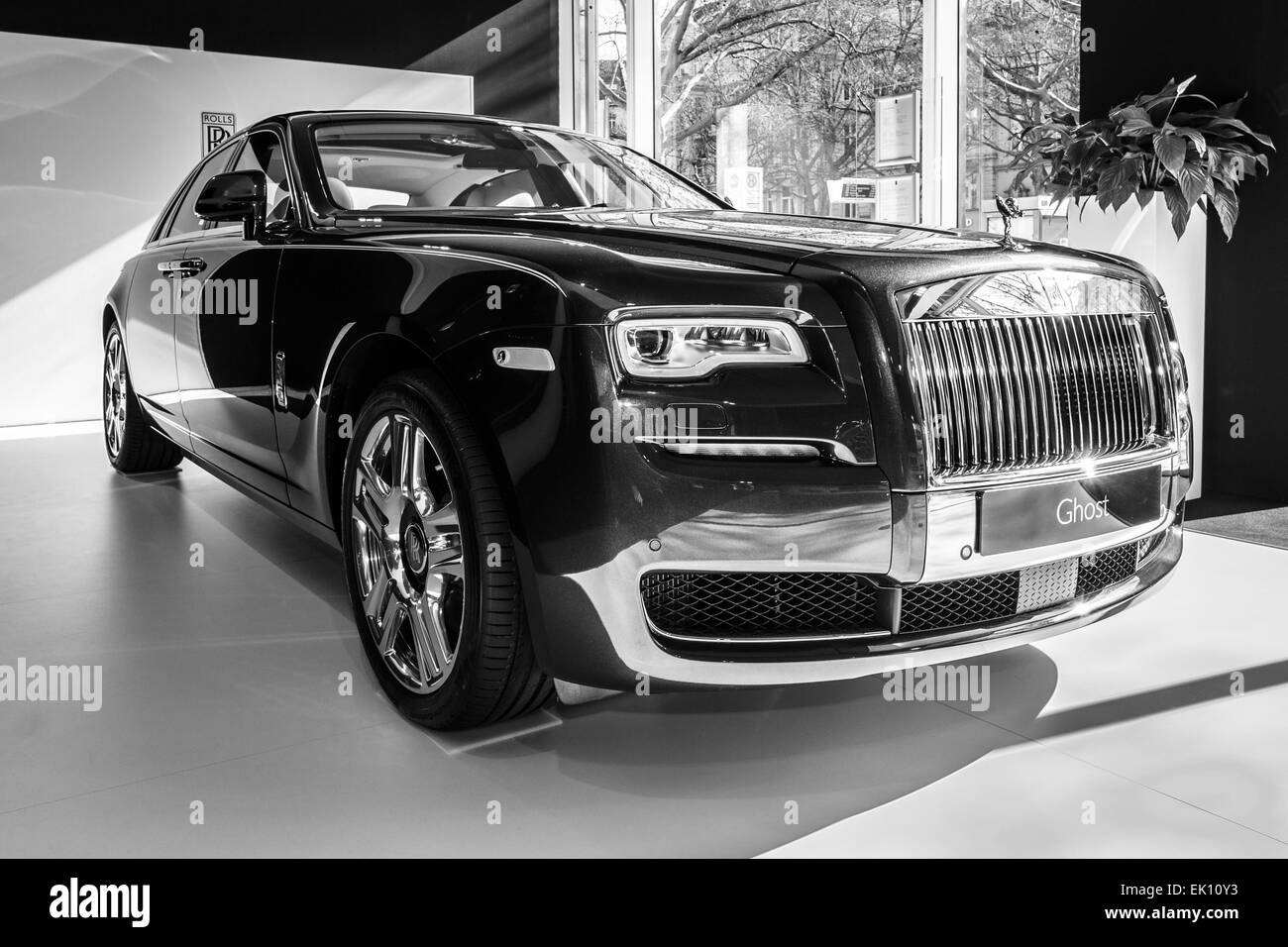 Salle d'exposition. Voiture de luxe pleine grandeur Rolls-Royce Ghost. Banque D'Images