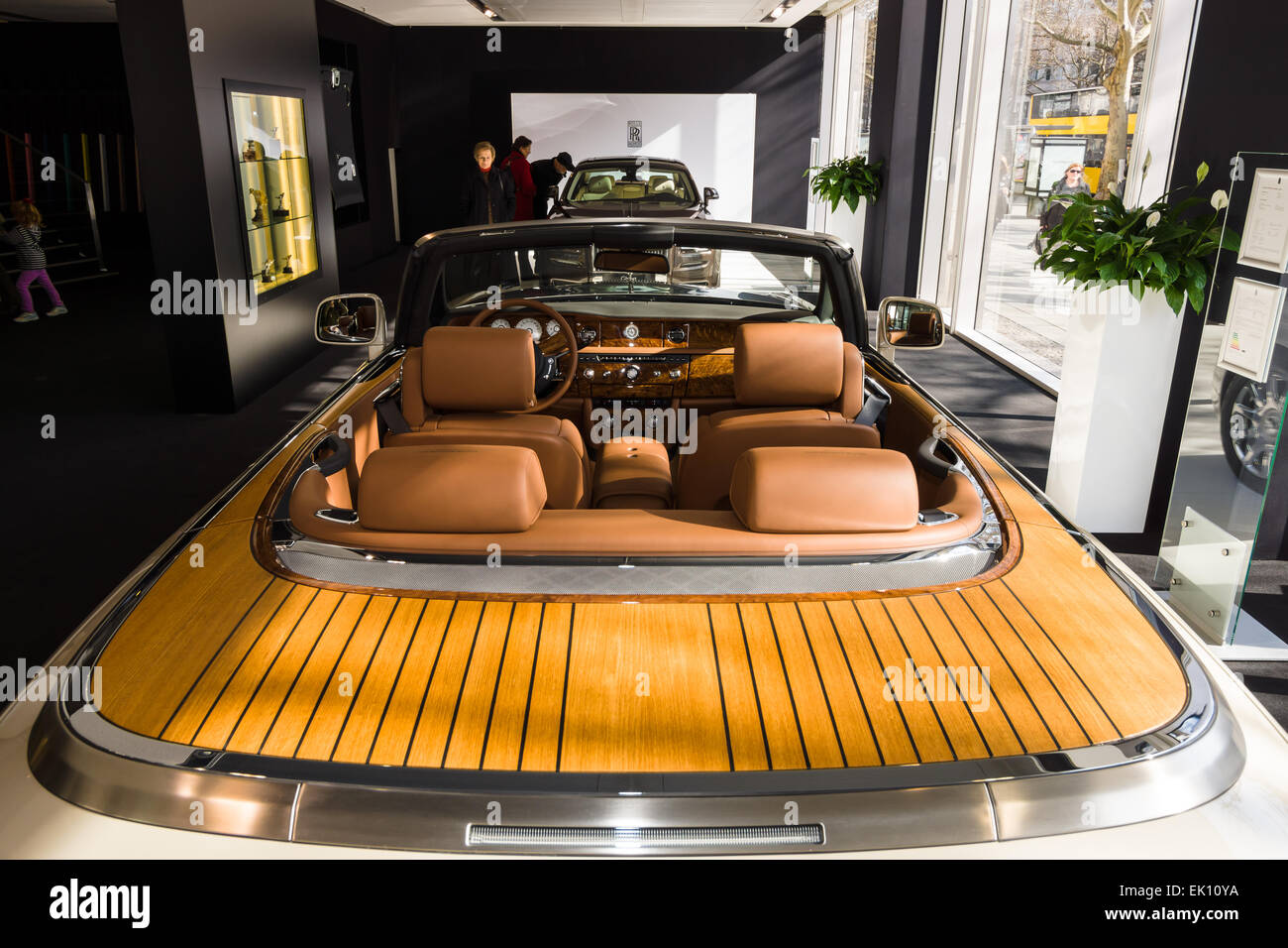 Salle d'exposition. L'intérieur d'une voiture de luxe Rolls-Royce Phantom  Drophead Coupé Photo Stock - Alamy