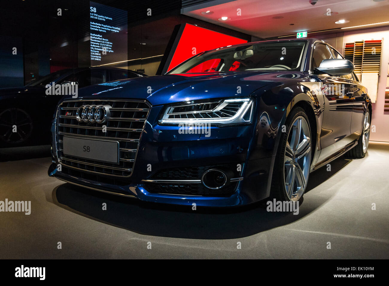 BERLIN - 08 mars 2015 : Exposition. Une grande voiture de luxe Audi S8. Audi AG est un constructeur automobile allemand. Banque D'Images