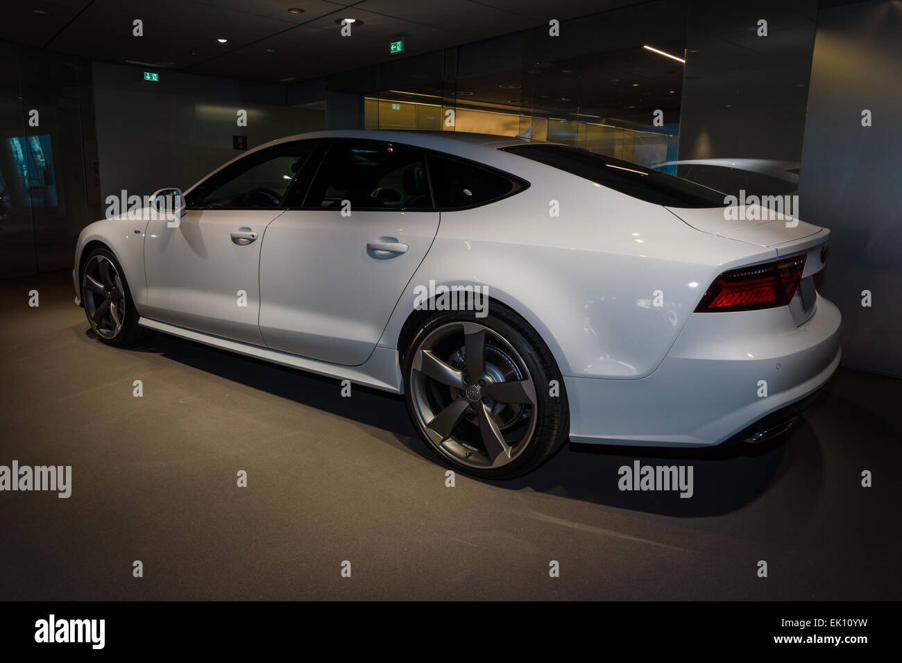 Salle d'exposition. Voiture de direction/mid-size, voiture de luxe Audi A7 3.0 TDI quattro (2014). Audi AG est un constructeur automobile allemand. Banque D'Images