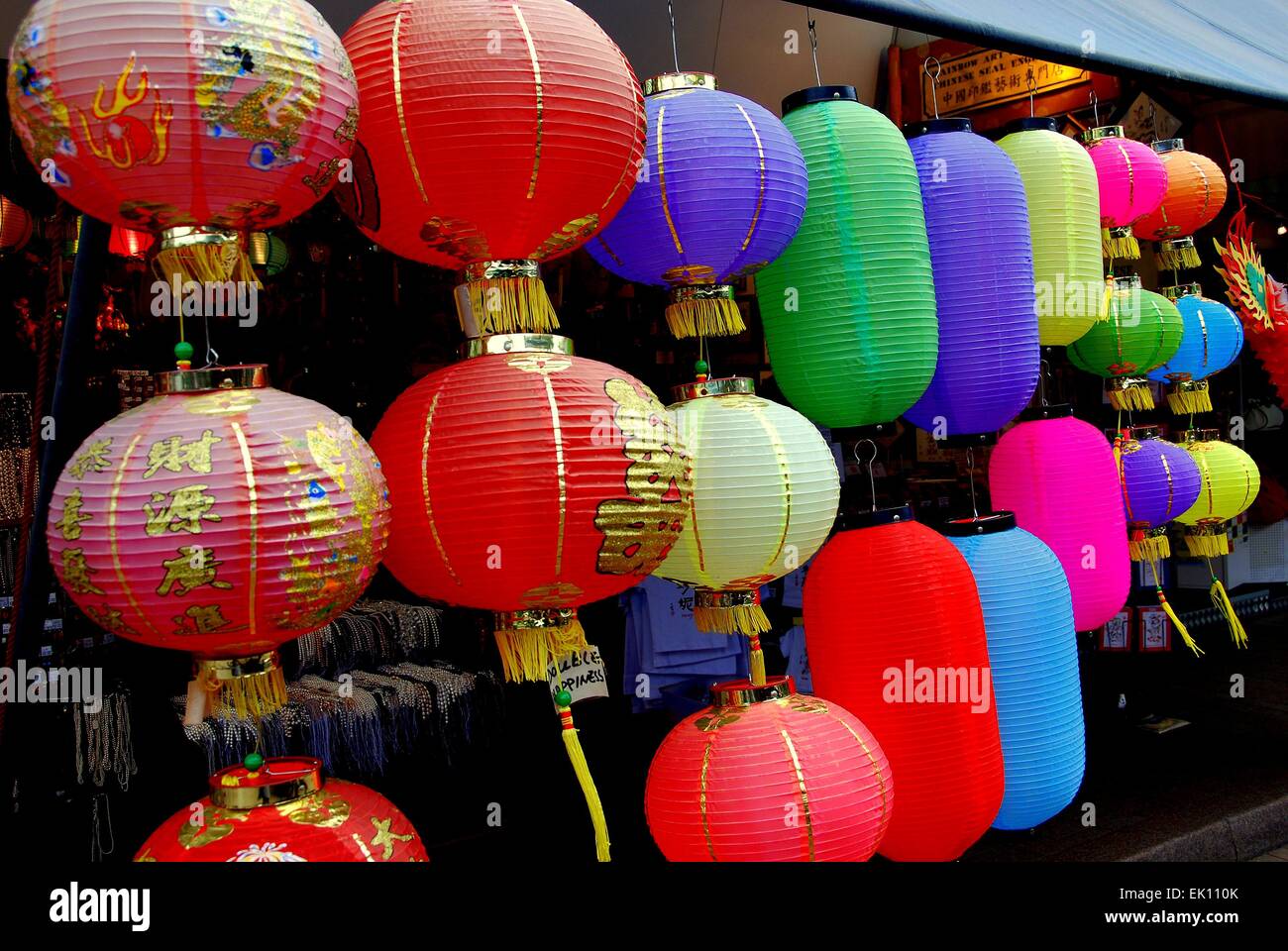 Hong Kong, Chine : lanternes de papier Chinois coloré sur l'affichage à un magasin d'artisanat Marché Stanley Banque D'Images