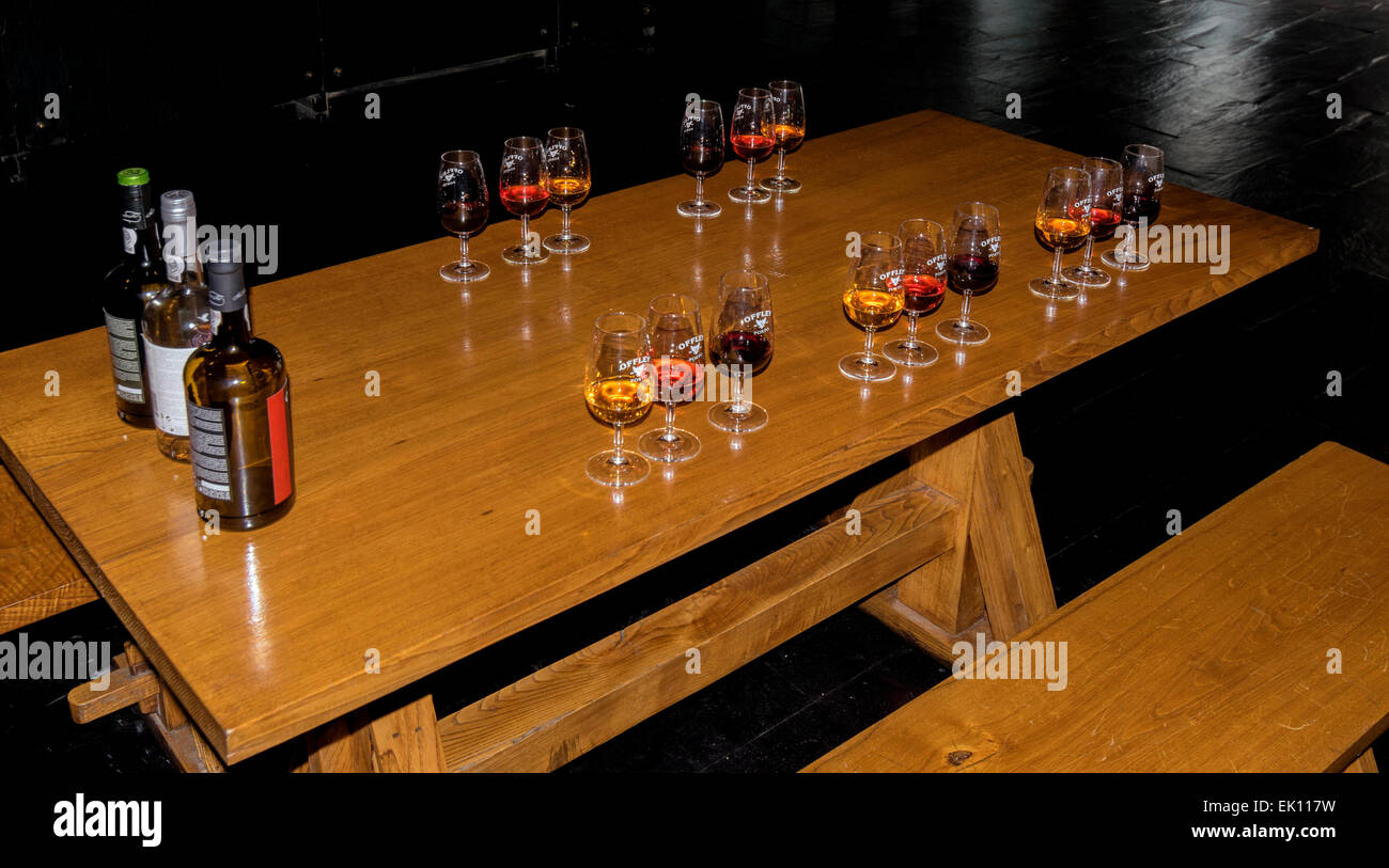 PORTUGAL PORTO À L'INTÉRIEUR D'UN LODGE OU UNE GROTTE AVEC LE PORT DES VERRES À VIN REMPLIE DE DIVERS TYPES DE PORT PRÊT POUR LA DÉGUSTATION Banque D'Images