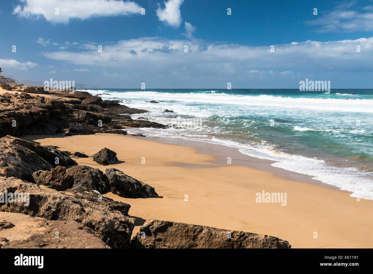 Vue d'une plage de la côte nord de Jandía avec ses formations rocheuses à Fuerteventura, Espagne Banque D'Images