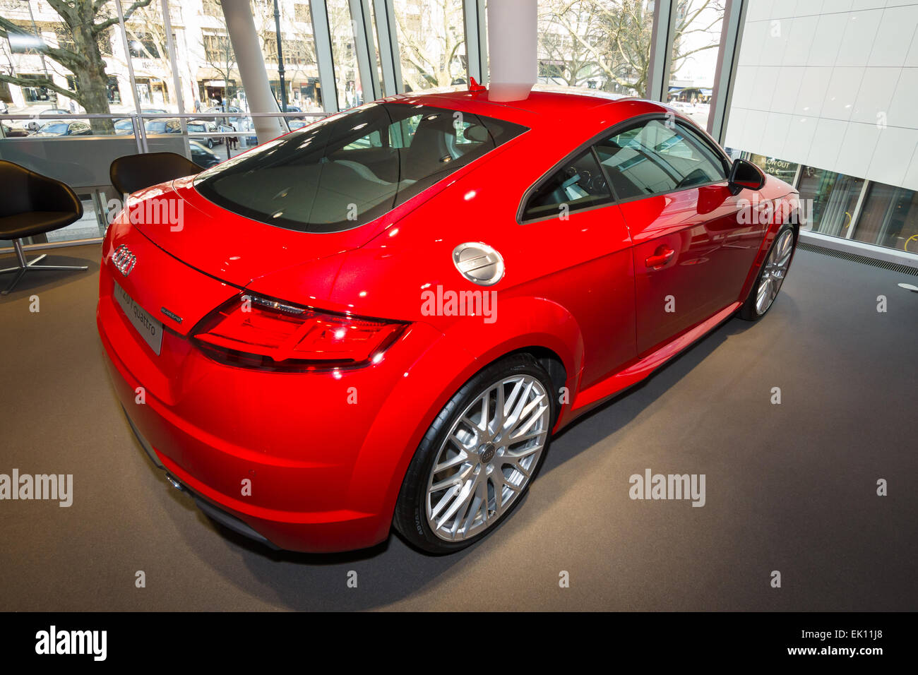 BERLIN - 08 mars 2015 : Exposition. Voiture de sport Audi TT 2.0 T quattro (2014). Audi AG est un constructeur automobile allemand. Banque D'Images