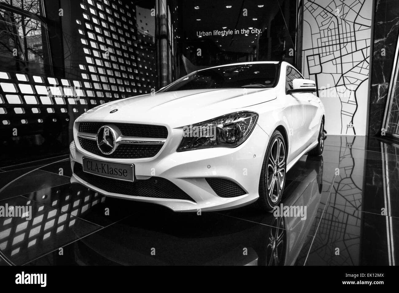 BERLIN - 24 janvier 2015 : Exposition. Voiture de direction compacte Mercedes-Benz CLA200. Noir et blanc. Produite depuis 2013. Banque D'Images