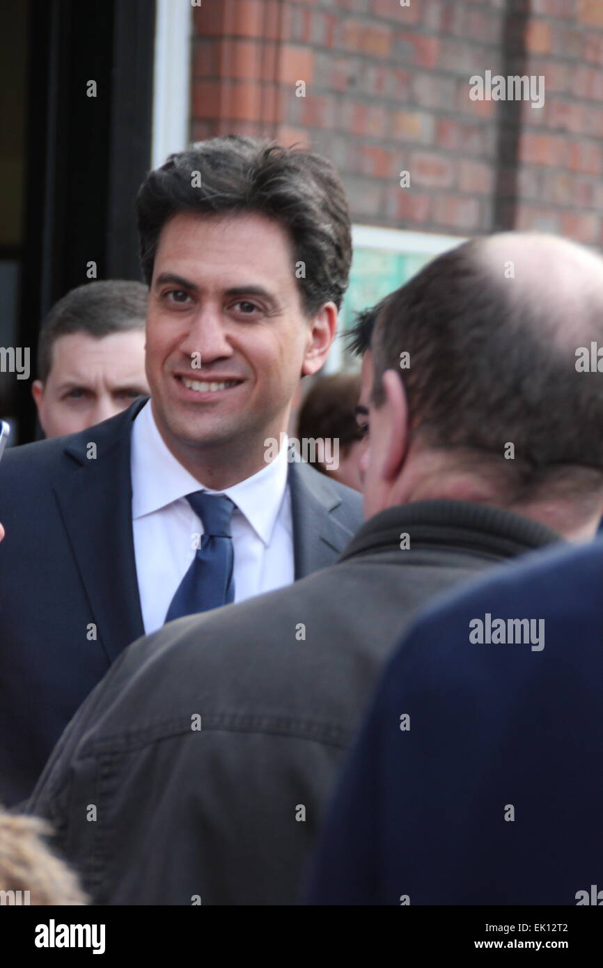 Warrington, Royaume-Uni. 4 Jan 2015. Leader du Parti Travailliste Ed Miliband se dégage de Parr Hall pour répondre bienfaiteurs suite à une élection rallly. Credit : Deborah Vernon/Alamy Live News Banque D'Images