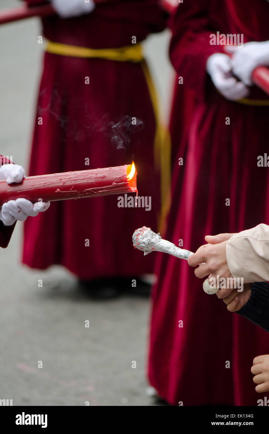 Cire donnant pénitent en procession, semaine sainte, Semana Santa, Malaga, Andalousie, espagne. Banque D'Images