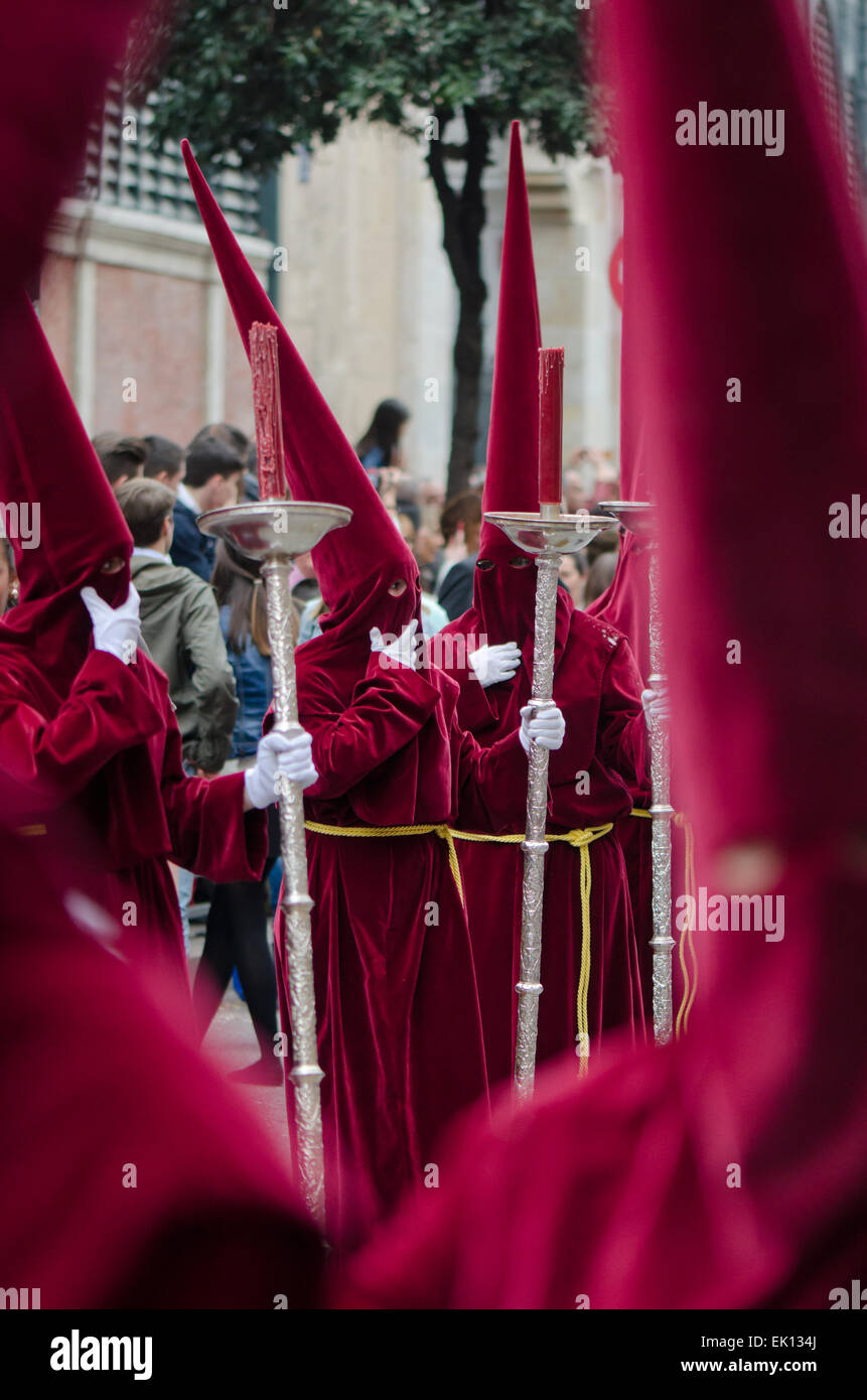 Pénitents cagoulés marchant en procession, semaine sainte, Semana Santa, Malaga, Andalousie, espagne. Banque D'Images