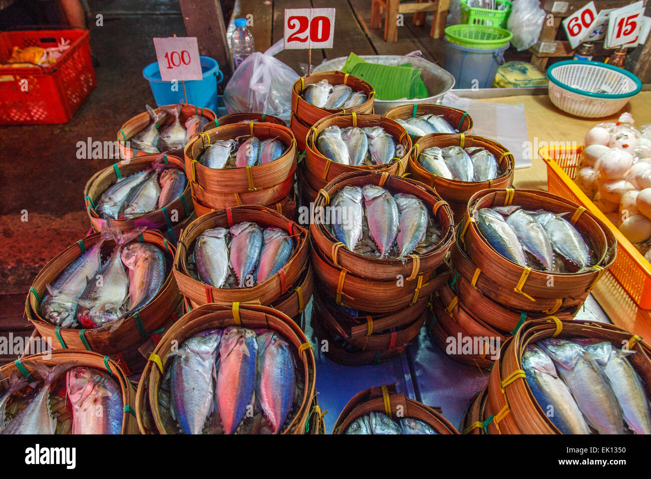 Le maquereau poisson vendu en boîte de bambou Banque D'Images