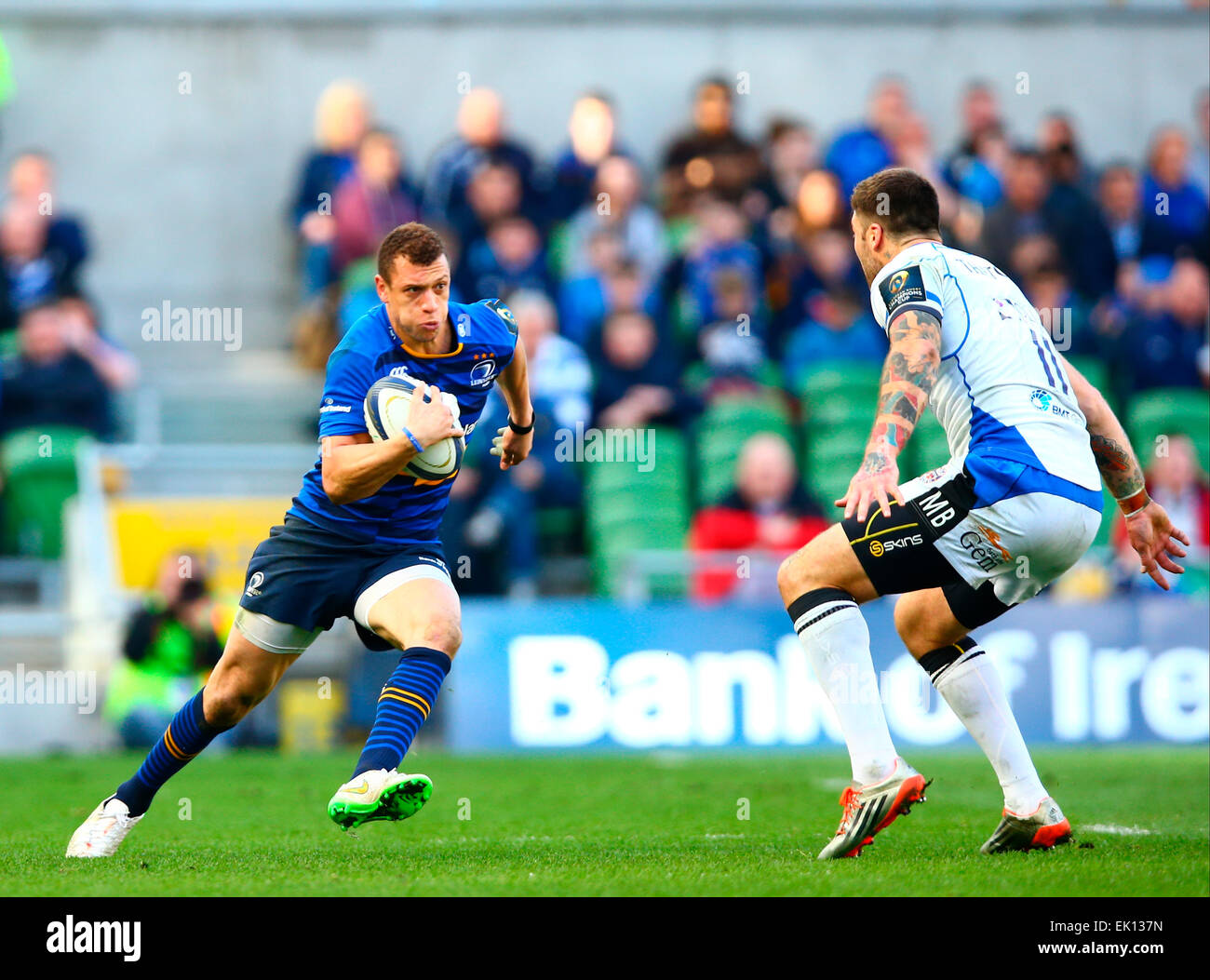 Dublin, Irlande. Le 04 Avr, 2015. La Coupe des champions européens. Leinster et baignoire. Zane Kirchner (Leinster) attaque Matt Banahan (baignoire). Credit : Action Plus Sport/Alamy Live News Banque D'Images