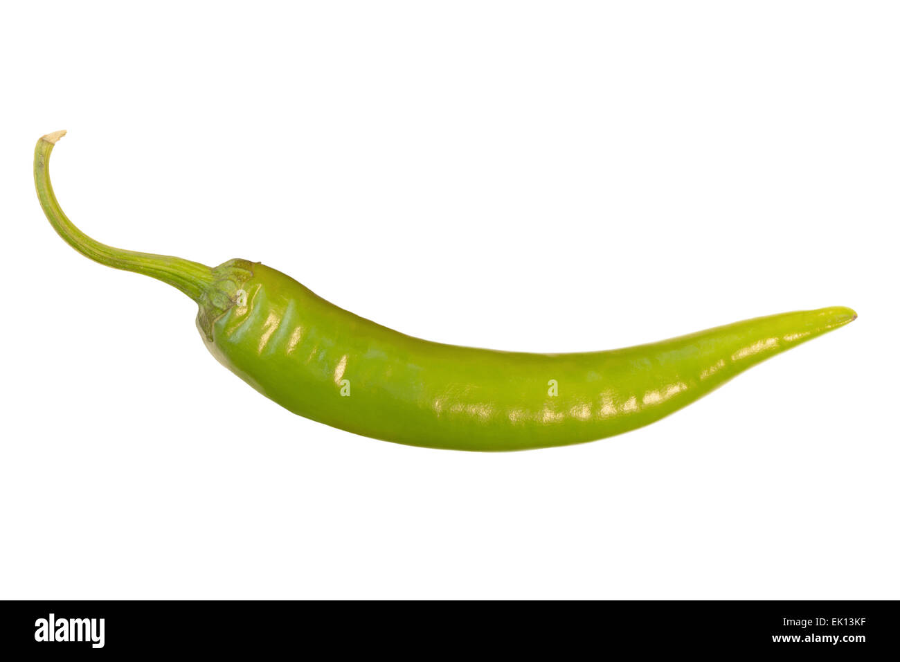 Libre de tout un piment vert (Capsicum annuum) isolé sur fond blanc Banque D'Images