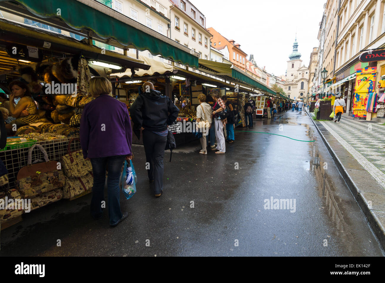 Les lignes du marché de souvenirs. Prague est la capitale et la plus grande ville de la République tchèque. Banque D'Images