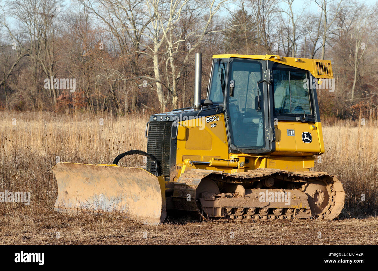 John Deere 650 Tracteur avec charrue. Banque D'Images