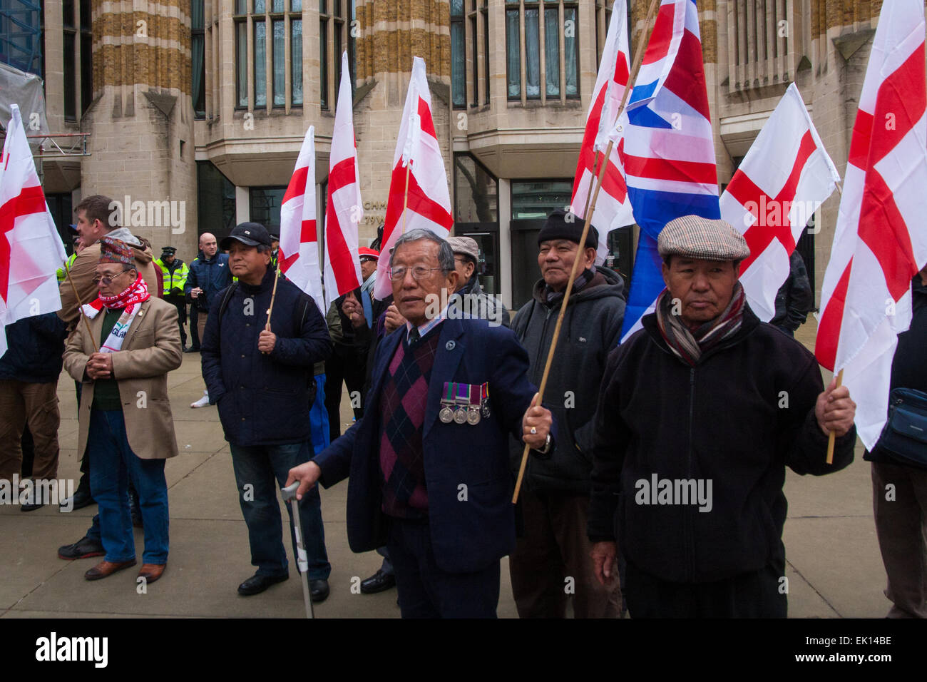 Whitehall, Londres, 4 avril 2015. Comme PEGIDA UK détient un mal à rallier sur Whitehall, des dizaines de policiers sont appelés à contenir des contre-manifestants de divers mouvements anti-fasciste de Londres. Sur la photo : un petit groupe d'anciens Gurkhas apportent leur soutien à l'PEGIDA rally. Crédit : Paul Davey/Alamy Live News Banque D'Images