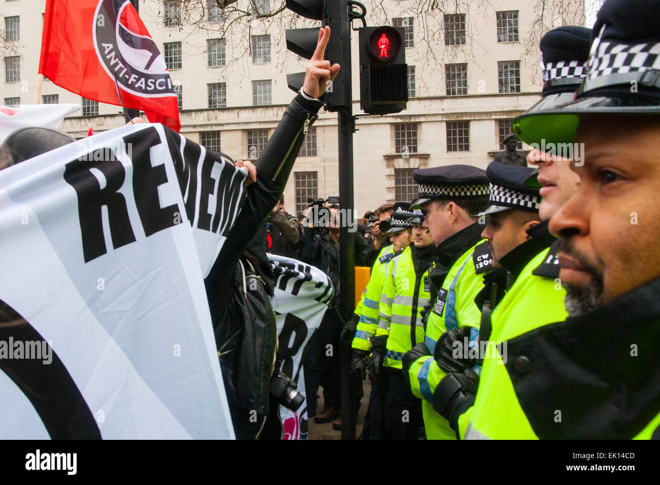 Whitehall, Londres, 4 avril 2015. Comme PEGIDA UK détient un mal à rallier sur Whitehall, des dizaines de policiers sont appelés à contenir des contre-manifestants de divers mouvements anti-fasciste de Londres. Sur la photo : anti-fascistes narguer la police lors d'un stand-off après une autre tentative de rejoindre le rallye PEGIDA. Crédit : Paul Davey/Alamy Live News Banque D'Images